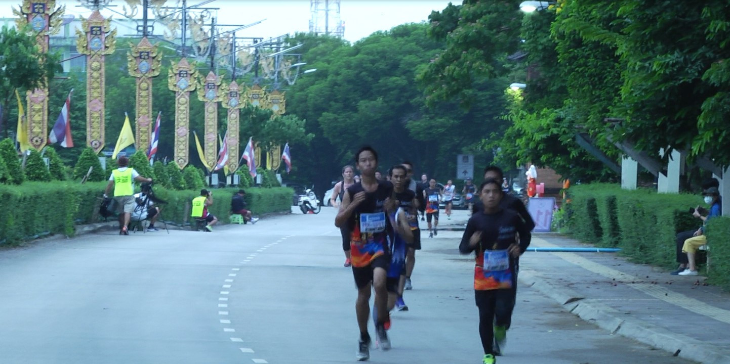 นักท่องเที่ยวและประชาชนชาวจังหวัดลำพูนผู้รักสุขภาพร่วมงาน ”วิ่งสลากย้อม หนึ่งเดียวในโลก มินิมาราธอน ครั้งที่ 3” เพื่อส่งเสริมการเดิน-วิ่ง เพื่อสุขภาพและการออกกำลังกายแก่ประชาชนทั่วไปให้เป็นที่นิยมแพร่หลาย เผยแพร่ประชาสัมพันธ์และส่งเสริมการท่องเที่ยวของจังหวัดลำพูน ในงานประเพณี "สลากย้อมลำพูน หนึ่งเดียวในโลก" 1 ปีมีแค่ครั้งเดียว และมีที่จังหวัดลำพูนที่เดียว