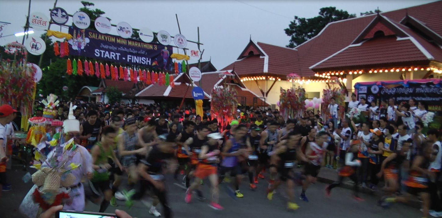 นักท่องเที่ยวและประชาชนชาวจังหวัดลำพูนผู้รักสุขภาพร่วมงาน ”วิ่งสลากย้อม หนึ่งเดียวในโลก มินิมาราธอน ครั้งที่ 3” เพื่อส่งเสริมการเดิน-วิ่ง เพื่อสุขภาพและการออกกำลังกายแก่ประชาชนทั่วไปให้เป็นที่นิยมแพร่หลาย เผยแพร่ประชาสัมพันธ์และส่งเสริมการท่องเที่ยวของจังหวัดลำพูน ในงานประเพณี "สลากย้อมลำพูน หนึ่งเดียวในโลก" 1 ปีมีแค่ครั้งเดียว และมีที่จังหวัดลำพูนที่เดียว