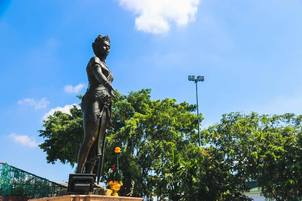 อนุสาวรีย์พระนางจามเทวี