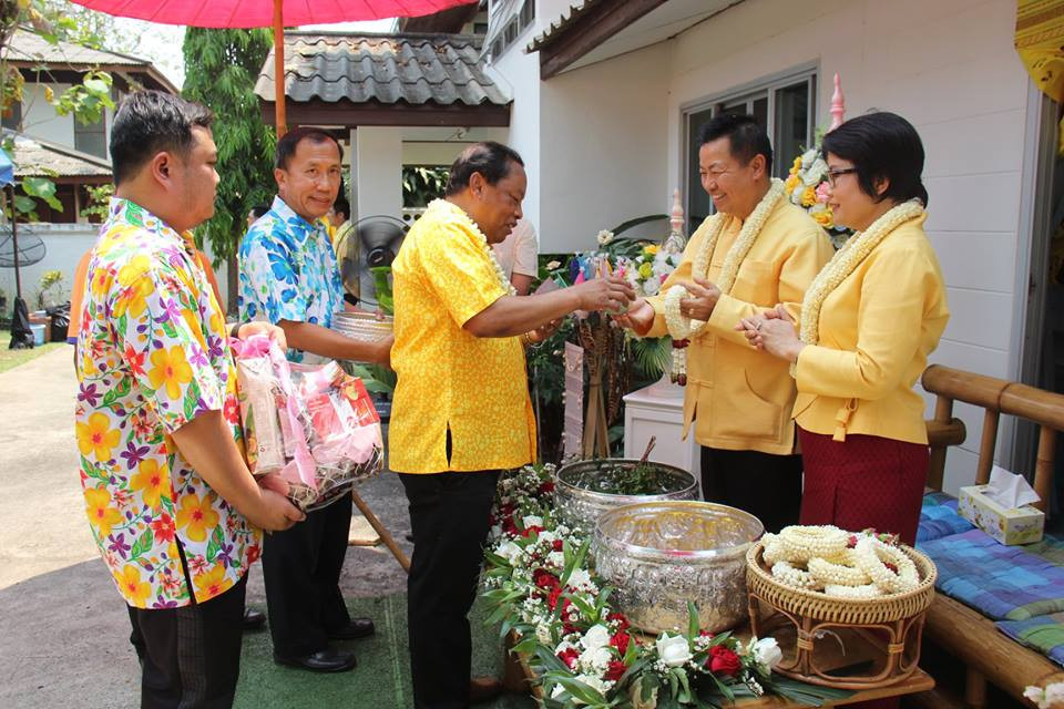 ข้าราชการ , ประชาชนชาวจังหวัดลำพูน ร่วมรดน้ำดำหัวผู้ว่าราชการจังหวัด และรองผู้ว่าราชการจังหวัด เพื่อขอพรเนื่องในโอกาสเทศกาลสงกรานต์ และปีใหม่ ล้านนา ประจำปี 2562