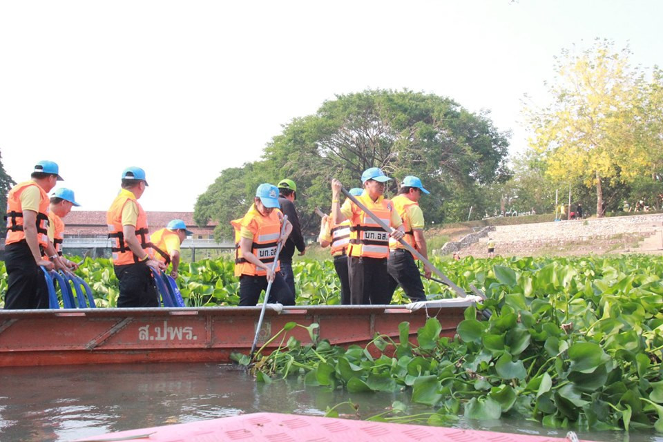 ผู้ว่าราชการจังหวัดลำพูน นำจิตอาสากำจัดผักตบชวาและวัชพืชในแม่น้ำกวง ตามโครงการจิตอาสา "เราทำความ ดี ด้วยหัวใจ"