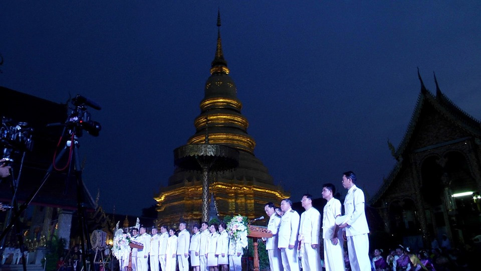 พระบาทสมเด็จพระปรเมนทรรามาธิบดีศรีสินทรมหาวชิราลงกรณฯ พระวชิรเกล้าเจ้าอยู่หัว ทรงพระกรุณาโปรดเกล้าฯ ให้ จังหวัดลำพูน อัญเชิญน้ำสรงพระราชทาน เพื่อ ประกอบพิธีสรงน้ำ พระบรมธาตุหริภุญชัย อ.เมืองลำพูน ระหว่างวันที่ 12 – 18 พฤษภาคม 2562 ที่ วัดพระธาตุหริภุญชัย วรมหาวิหาร อ.เมือง จ.ลำพูน ซึ่งในปีนี้ มีช่างฟ้อนเล็บชาวจังหวัดลำพูน ทุกเพศ ทุกวัย ฟ้อนต้อนรับ น้ำสรงพระราชทาน จำนวน 1,300 คน
