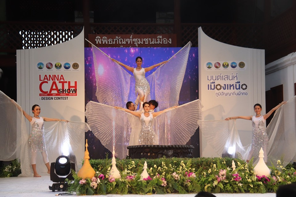 จังหวัดลำพูน จัดแถลงข่าวผลการดำเนินงานการประกวดออกแบบตัดเย็บเสื้อผ้า “Lanna Cath Show” และการประกวดภาพถ่าย “มนต์เสน่ห์เมืองเหนือ ภูมิปัญญาถิ่นผ้าทอ” เพื่อประชาสัมพันธ์ภาพลักษณ์ และส่งเสริมการแต่งกายด้วยผลิตภัณฑ์สิ่งทอในท้องถิ่น