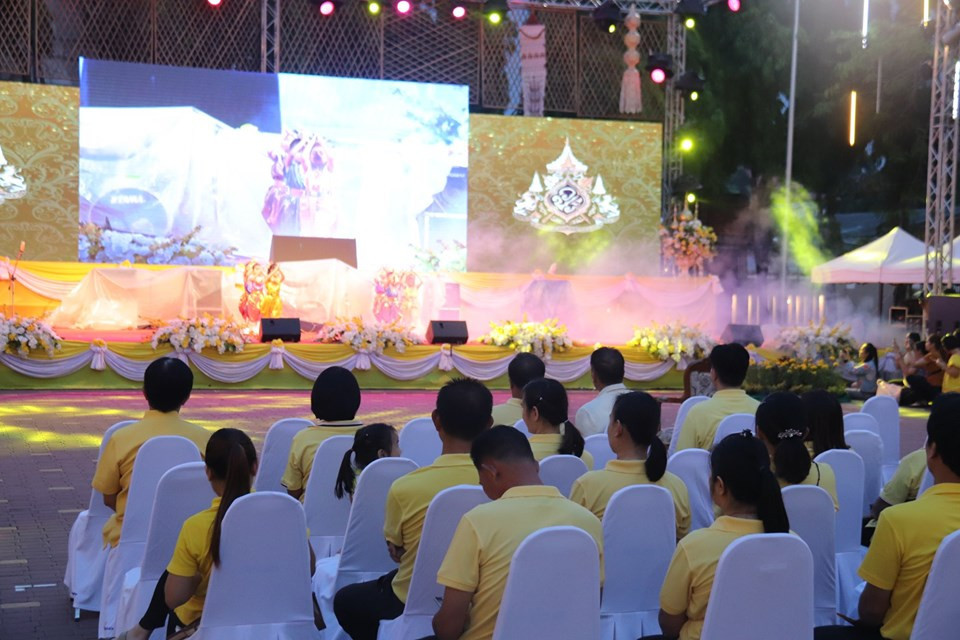 บรรยากาศในงานมหรสพสมโภช เนื่องในโอกาสมหามงคล พระราชบรมราชาภิเษก จังหวัดลำพูน ในวันนี้ ( 25 พฤษภาคม 2562 ) มีประชาชน เดินทางมาร่วมรับชมมหรสพกันอย่างต่อเนื่อง ซึ่งในวันนี้จะมีการแสดงกลองชัยมงคล ร่วมกับการแสดงฟ้อนนกยูง ฟ้อนดาบ ฟ้อนเจิง จากเครือข่ายวัฒนธรรม อำเภอลี้ , การแสดงฟ้อนอลังการล้านนาร่วมฟ้าบารมี และฟ้อนกะเหรี่ยงผ้าทอ จากโรงเรียนวัดพระบาทห้วยต้ม , การแสดงฟ้อนราชมาลา มหาวชิราลงกรณ จากโรงเรียนเฉลิมพระเกียรติ 48 พรรษา , การแสดงฟ้อนสิบสองปันนา จากอำเภอเวียงหนองล่อง , การแสดงวงดนตรีโฟล์คซอง จากเครือศิลปินเมืองลำพูน และการแสดงมหกรรมขับซอ จากสมาคมศิลปินขับซอล้านนา