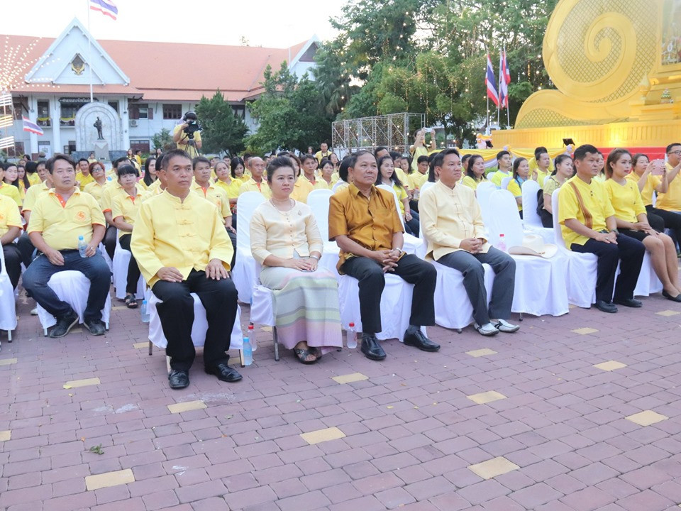 ประชาชนชาวลำพูนและนักท่องเที่ยว เดินทางมาร่วมรับชมการแสดงศิลปวัฒนธรรม ในงานมหรสพสมโภช เนื่องในโอกาสมหามงคล พระราชบรมราชาภิเษก จังหวัดลำพูน โดยในวันนี้ ( 26 พฤษภาคม 2562 ) มีการแสดงกลองชัยมงคล ร่วมกับการแสดงฟ้อนนกยูง ฟ้อนดาบ ฟ้อนเจิง จากเครือข่ายวัฒนธรรม อำเภอลี้ , การแสดงฟ้อนอลังการล้านนาร่วมฟ้าบารมี และฟ้อนกะเหรี่ยงผ้าทอ จากโรงเรียนวัดพระบาทห้วยต้ม , การแสดงฟ้อนราชมาลา มหาวชิราลงกรณ จากโรงเรียนเฉลิมพระเกียรติ 48 พรรษา , การแสดงฟ้อนสิบสองปันนา จากอำเภอเวียงหนองล่อง , การแสดงวงดนตรีโฟล์คซอง จากเครือศิลปินเมืองลำพูน และการแสดงมหกรรมขับซอ จากสมาคมศิลปินขับซอล้านนา