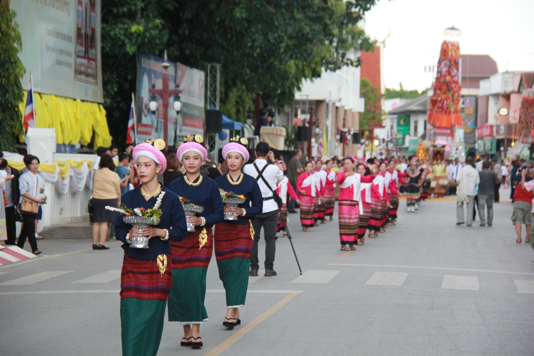 พุทธศาสนิกชนชาว จังหวัดลำพูน ตกแต่ง ต้นสลาก และ ร่วมกันจัดขบวนแห่ ต้นสลากย้อม ขนาดใหญ่ สูง 12 เมตร เคลื่อนสู่ วัดพระธาตุหริภุญชัย ในงานประเพณี สลากภัตสลากย้อม ลำพูน หนึ่งเดียวในโลก ประจำปี 2562 ที่ได้จัดขึ้นอย่างยิ่งใหญ่