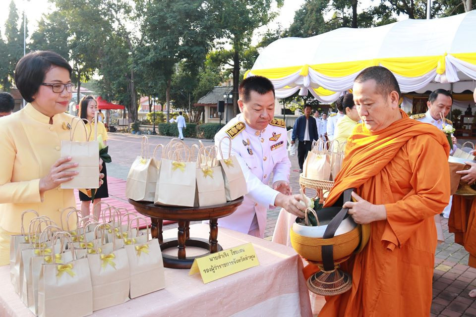 จังหวัดลำพูน จัดพิธีทำบุญตักบาตร พิธีถวายพานพุ่มดอกไม้และถวายบังคม เนื่องในวันคล้ายวันเฉลิมพระชนมพรรษา พระบาทสมเด็จพระบรมชนกาธิเบศร มหาภูมิพลอุลยเดชมหาราช บรมนาถบพิตร วันชาติ และวันพ่อแห่งชาติ