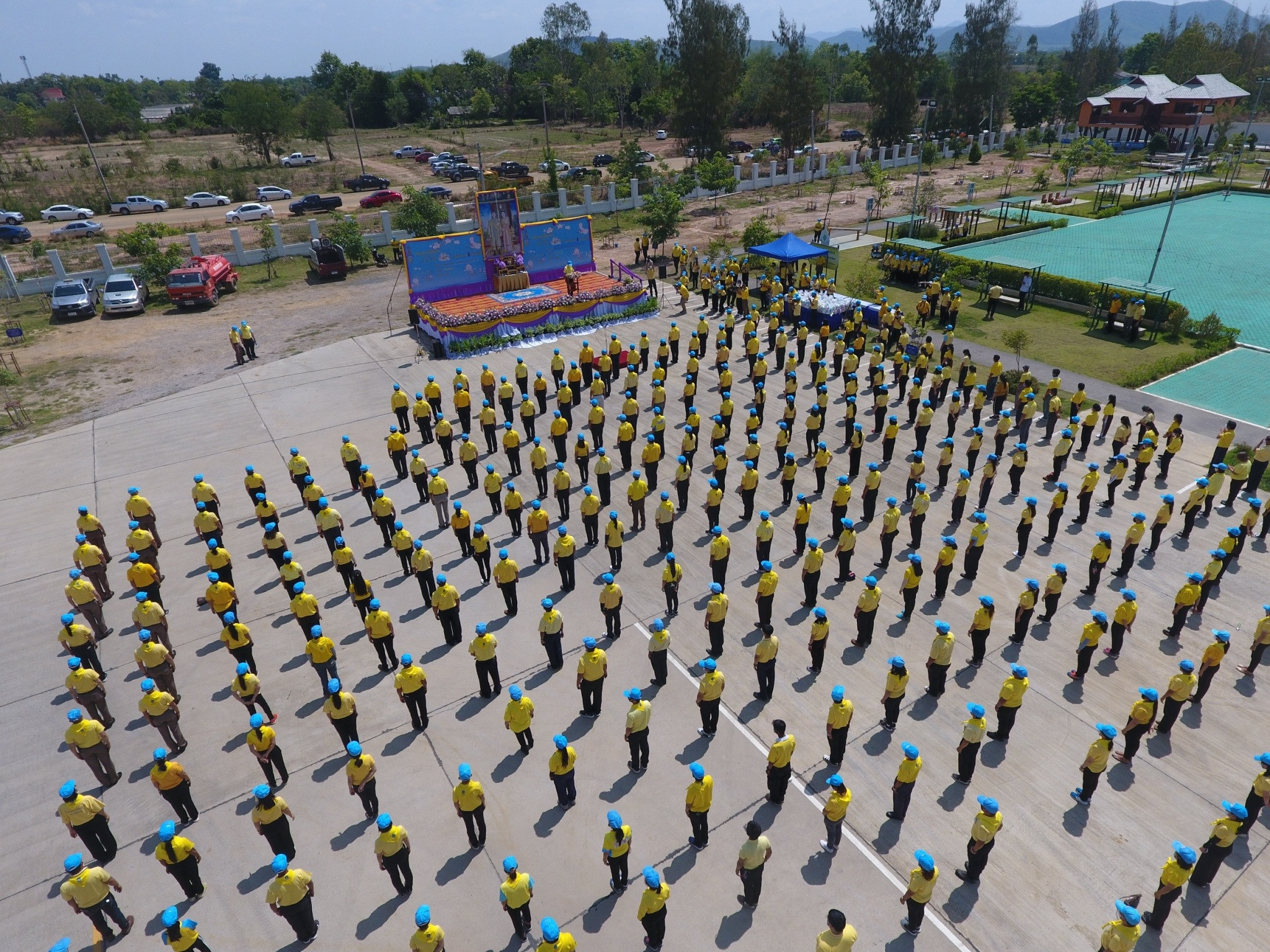 ผู้ว่าราชการจังหวัดลำพูน นำจิตอาสาปลูกต้นไม้ บรรเทาภัยแล้งเฉลิมพระเกียรติ เนื่องในวันคล้ายวันพระราชสมภพ สมเด็จพระนางเจ้าสุทธิดา พัชรสุธาพิมลลักษณ พระบรมราชินี