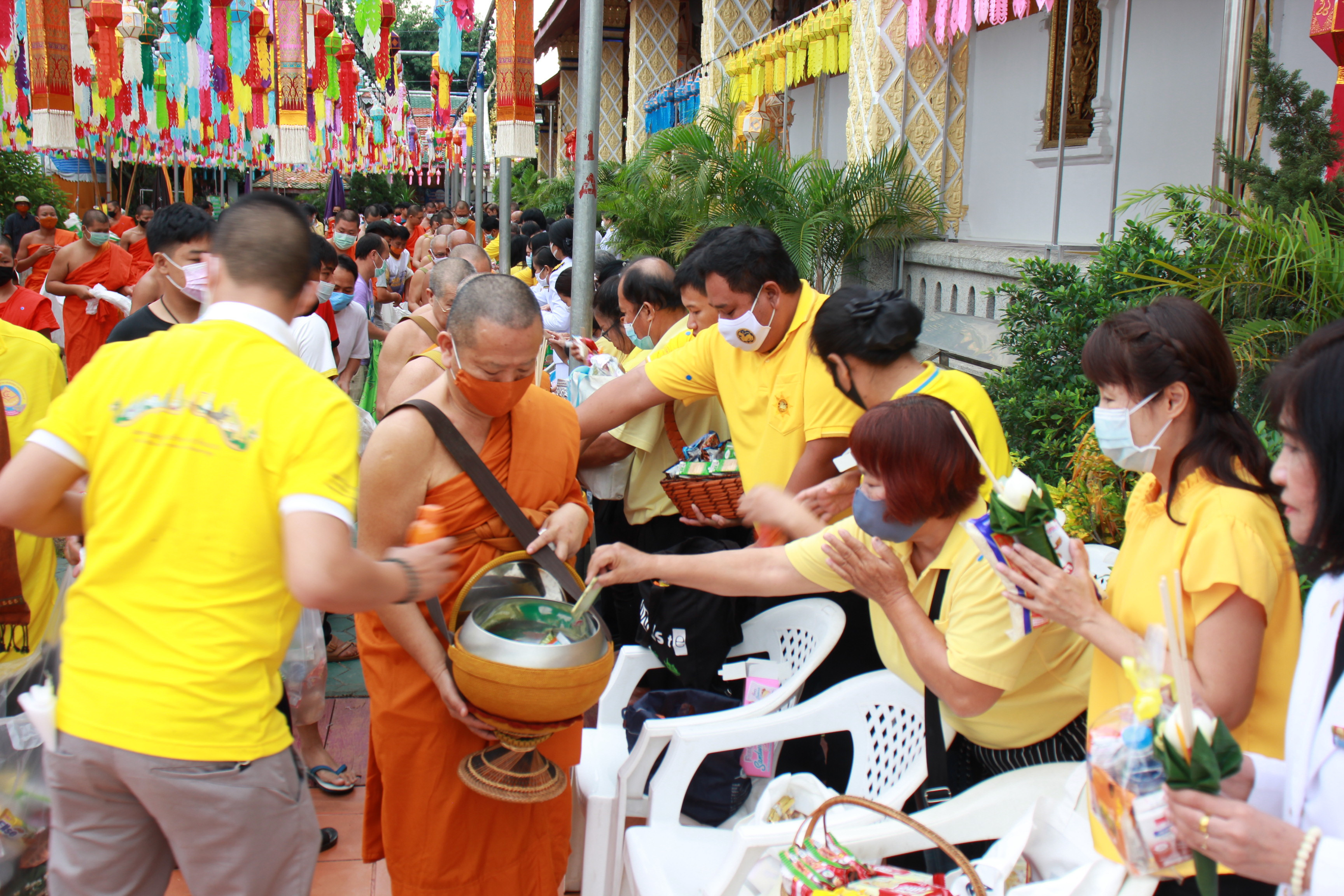 นายวรยุทธ เนาวรัตน์  ผู้ว่าราชการจังหวัดลำพูน นำพสกนิกรชาวจังหวัดลำพูนทุกหมู่เหล่า  ร่วมทำบุญตักบาตรพระสงฆ์ จำนวน 89 รูป ถวายเป็นพระราชกุศลแด่พระบาทสมเด็จพระบรมชนกาธิเบศร มหาภูมิพลอดุลยเดชมหาราช บรมนาถบพิตร เนื่องในวันคล้ายวันสวรรคต  13 ตุลาคม