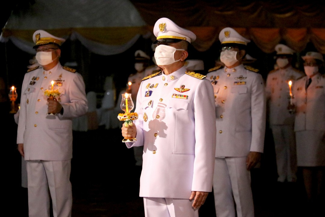 นายวรยุทธ เนาวรัตน์ ผู้ว่าราชการจังหวัดลำพูน เป็นประธานในพิธีจุดเทียนเพื่อน้อมรำลึกในพระมหากรุณาธิคุณของพระบาทสมเด็จพระบรมชนกาธิเบศร มหาภูมิพลอดุลยเดชมหาราช บรมนาถบพิตร รัชกาลที่ 9 โดยมี นายชัชวาลย์ ฉายะบุตร รองผู้ว่าราชการจังหวัดลำพูน ,นางปนัดดา  เนาวรัตน์ นายกเหล่ากาชาดจังหวัดลำพูน พร้อมด้วย หัวหน้าส่วนราชการ กำนัน ผู้ใหญ่บ้าน และประชาชนเข้าร่วมพิธี