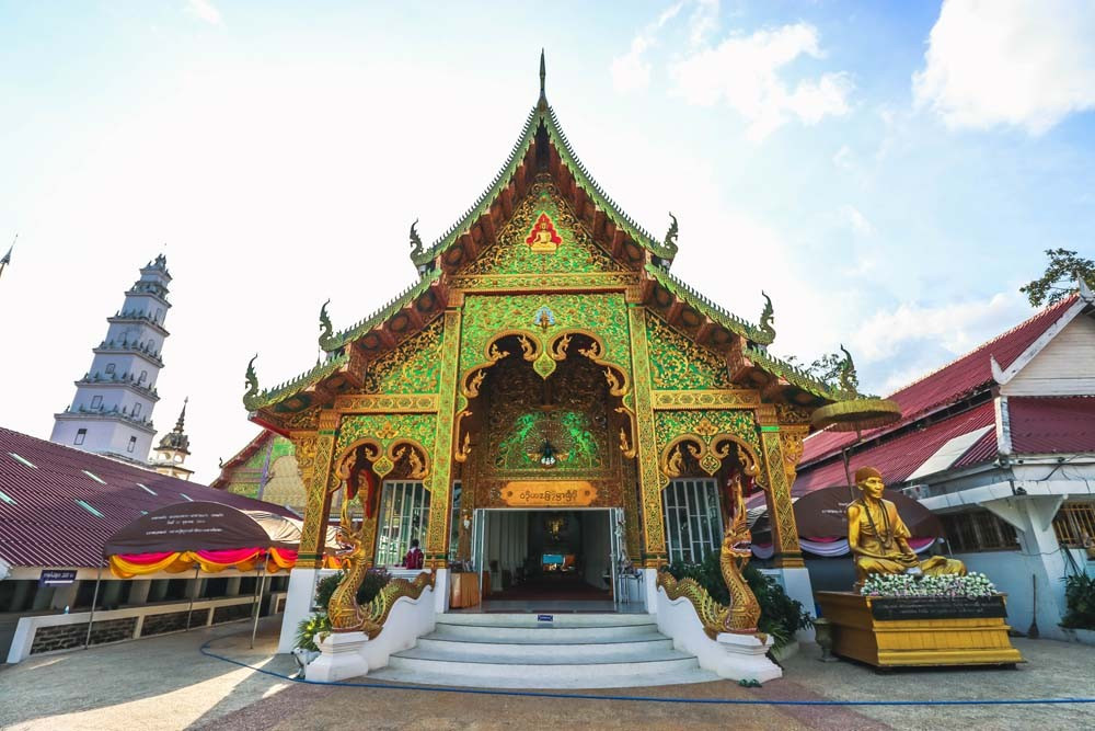 Wat Phra Bat Huay Tom