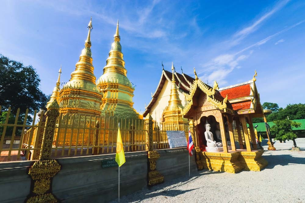 Wat Phra That Ha-Doung