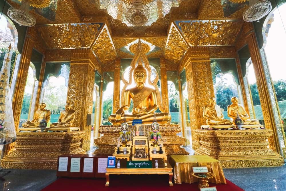 Wat Phra That Ha-Doung