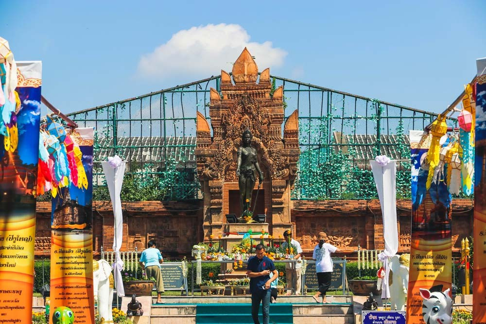 อนุสาวรีย์พระนางจามเทวี