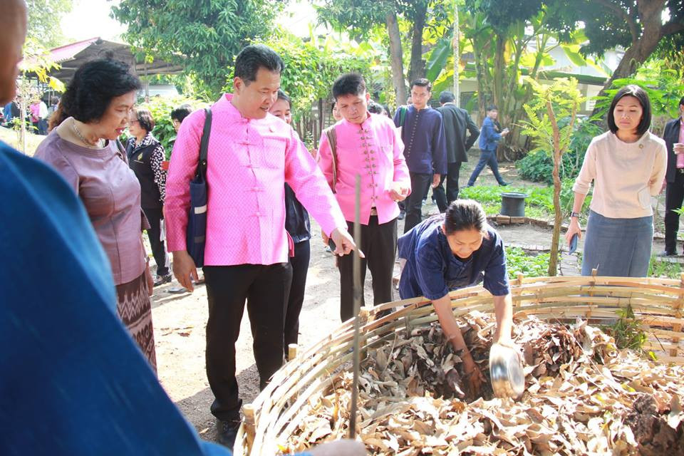 จังหวัดลำพูนจัดกิจกรรมเปิดจวนผู้ว่าเพื่อเป็นครัวเรือนต้นแบบในการลดและคัดแยกขยะที่ต้นทาง เพื่อเป็นการเปิดโครงการติดตามและประเมินผลการดำเนินงานคัดแยกขยะในครัวเรือน แสดงให้เห็นถึงการดำเนินงานที่ต่อเนื่องในระดับครัวเรือน ให้ครอบคลุมทั้งจังหวัด