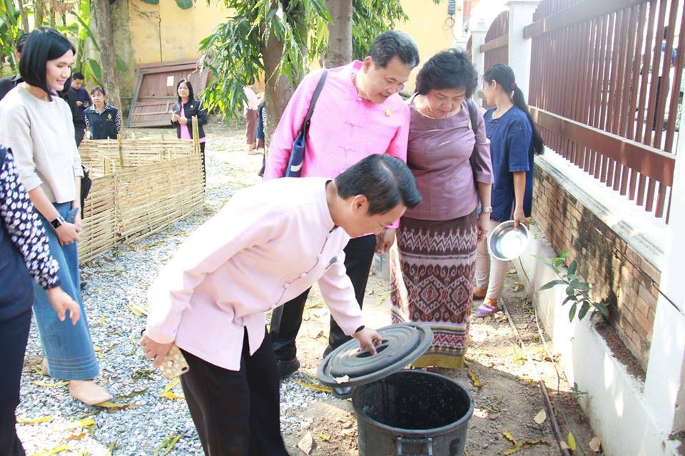 จังหวัดลำพูนจัดกิจกรรมเปิดจวนผู้ว่าเพื่อเป็นครัวเรือนต้นแบบในการลดและคัดแยกขยะที่ต้นทาง เพื่อเป็นการเปิดโครงการติดตามและประเมินผลการดำเนินงานคัดแยกขยะในครัวเรือน แสดงให้เห็นถึงการดำเนินงานที่ต่อเนื่องในระดับครัวเรือน ให้ครอบคลุมทั้งจังหวัด