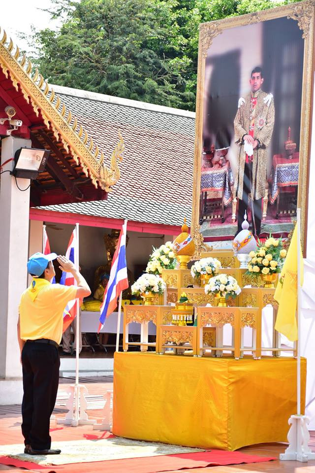 ประชาชนชาวจังหวัดลำพูน หลายร้อยคนร่วมสมัคร จิตอาสาเฉพาะกิจ พระราชพิธีบรมราชาภิเษก ซึ่งประชาชนจิตอาสาที่ลงทะเบียนจะได้รับหมวกและผ้าพันคอพระราชทาน และมีส่วนร่วมในการจัดราชพิธีฯ