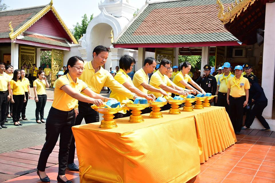 ประชาชนชาวจังหวัดลำพูน หลายร้อยคนร่วมสมัคร จิตอาสาเฉพาะกิจ พระราชพิธีบรมราชาภิเษก ซึ่งประชาชนจิตอาสาที่ลงทะเบียนจะได้รับหมวกและผ้าพันคอพระราชทาน และมีส่วนร่วมในการจัดราชพิธีฯ