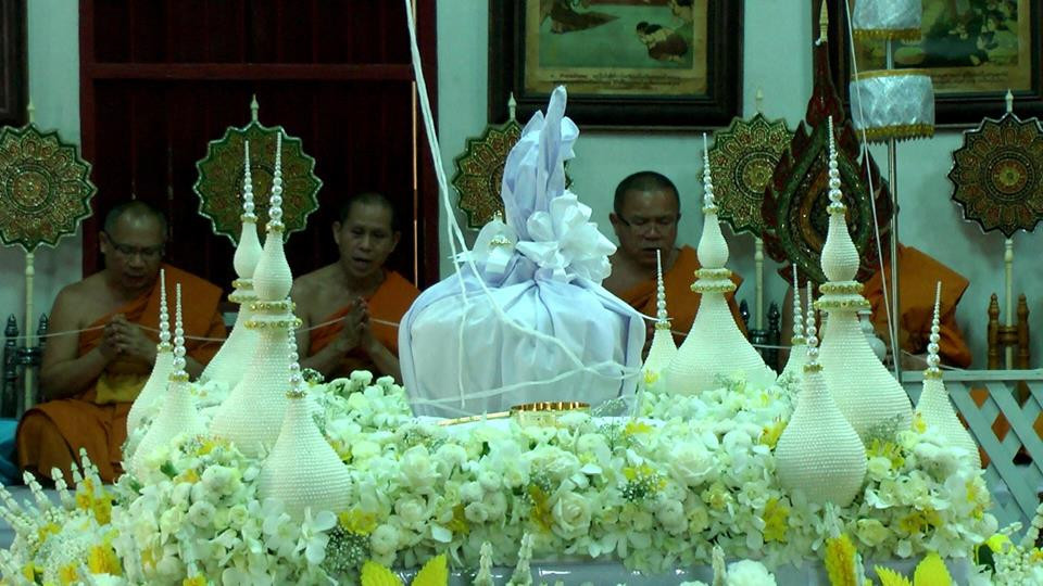 คณะสงฆ์ และหัวหน้าส่วนราชการจังหวัดลำพูน ประกอบพิธีเจริญพระพุทธมนต์จัดทำน้ำอภิเษก เพื่ออัญเชิญไปร่วมพระราชพิธีบรมราชาภิเษกสมเด็จพระเจ้าอยู่หัวฯ ซึ่งการประกอบพิธีเป็นไปด้วยความเรียบร้อยและสมพระเกียรติ