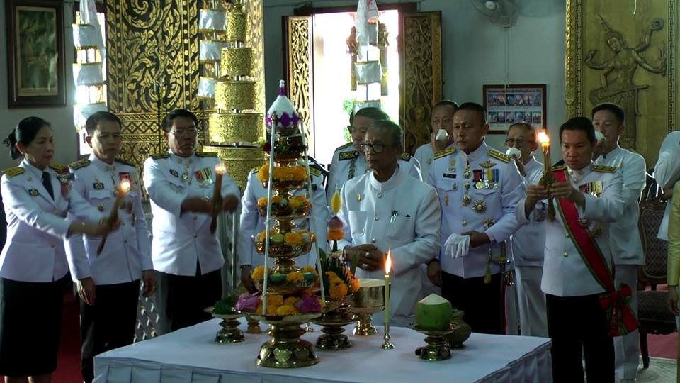 คณะสงฆ์ หัวหน้าส่วนราชการ และประชาชนชาวจังหวัดลำพูน ร่วมประกอบพิธีเวียนเทียนสมโภชน้ำอภิเษก ในการพระราชพิธีบรมราชาภิเษกสมเด็จพระเจ้าอยู่หัว ซึ่งจังหวัดลำพูนได้ประกอบพิธีด้วยความเรียบร้อยและสมพระเกียรติ