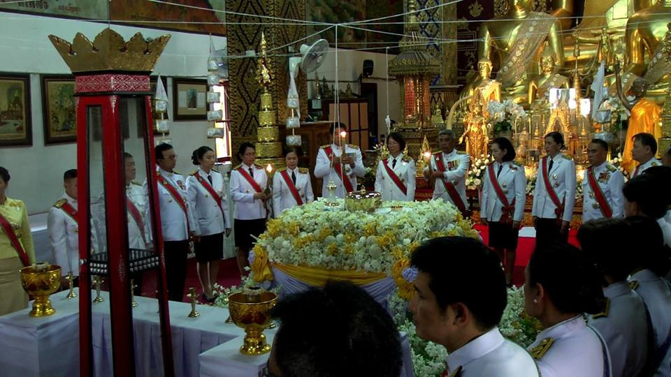 คณะสงฆ์ หัวหน้าส่วนราชการ และประชาชนชาวจังหวัดลำพูน ร่วมประกอบพิธีเวียนเทียนสมโภชน้ำอภิเษก ในการพระราชพิธีบรมราชาภิเษกสมเด็จพระเจ้าอยู่หัว ซึ่งจังหวัดลำพูนได้ประกอบพิธีด้วยความเรียบร้อยและสมพระเกียรติ