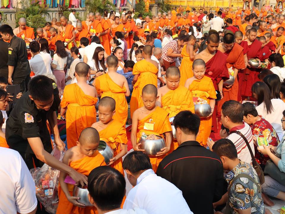 ผู้ว่าราชการจังหวัดลำพูน นำพุทธศาสนิกชนชาวจังหวัดลำพูนหลายร้อยคน ร่วมทำบุญตักบาตรข้าวสารอาหารแห้ง แด่พระภิกษุ สามเณร จำนวน 1,000 รูป