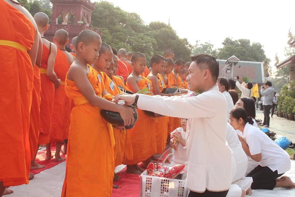 ผู้ว่าราชการจังหวัดลำพูน นำพุทธศาสนิกชนชาวจังหวัดลำพูนหลายร้อยคน ร่วมทำบุญตักบาตรข้าวสารอาหารแห้ง แด่พระภิกษุ สามเณร จำนวน 1,000 รูป