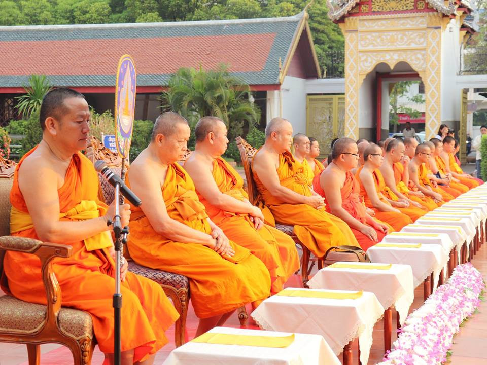 ผู้ว่าราชการจังหวัดลำพูน นำพุทธศาสนิกชนชาวจังหวัดลำพูนหลายร้อยคน ร่วมทำบุญตักบาตรข้าวสารอาหารแห้ง แด่พระภิกษุ สามเณร จำนวน 1,000 รูป