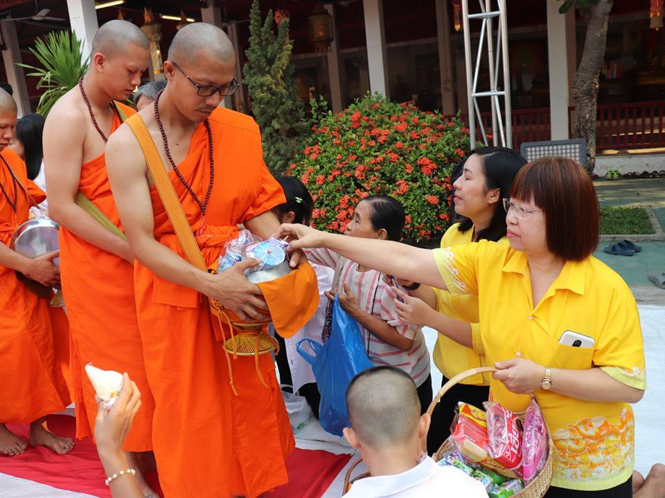 ผู้ว่าราชการจังหวัดลำพูน นำพุทธศาสนิกชนชาวจังหวัดลำพูนหลายร้อยคน ร่วมทำบุญตักบาตรข้าวสารอาหารแห้ง แด่พระภิกษุ สามเณร จำนวน 1,000 รูป