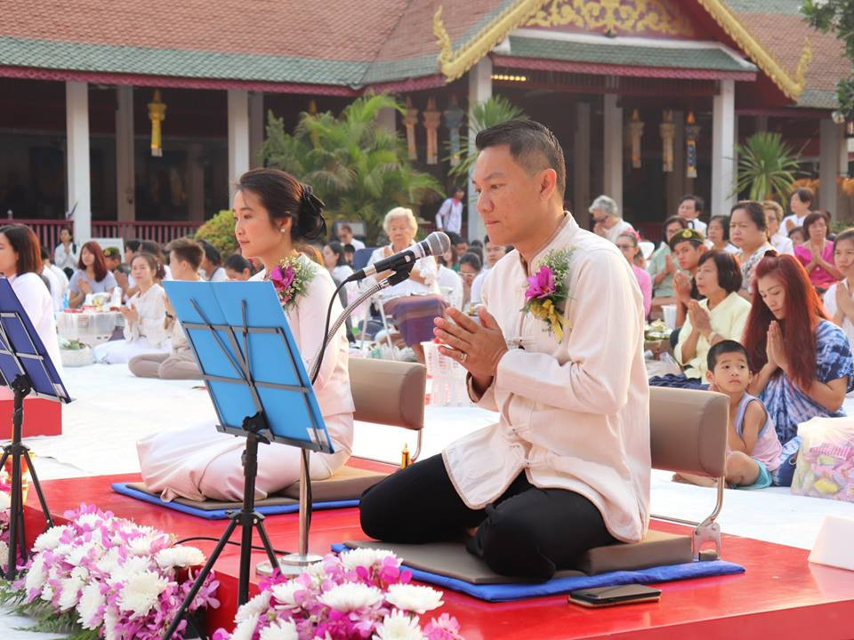 ผู้ว่าราชการจังหวัดลำพูน นำพุทธศาสนิกชนชาวจังหวัดลำพูนหลายร้อยคน ร่วมทำบุญตักบาตรข้าวสารอาหารแห้ง แด่พระภิกษุ สามเณร จำนวน 1,000 รูป