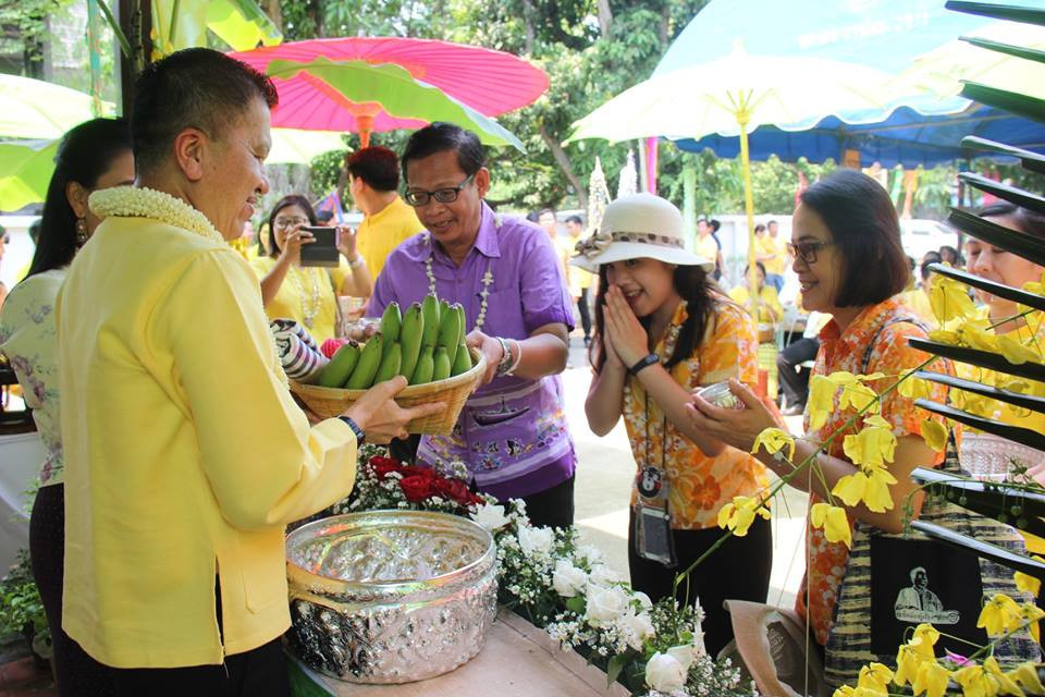 ข้าราชการ , ประชาชนชาวจังหวัดลำพูน ร่วมรดน้ำดำหัวผู้ว่าราชการจังหวัด และรองผู้ว่าราชการจังหวัด เพื่อขอพรเนื่องในโอกาสเทศกาลสงกรานต์ และปีใหม่ ล้านนา ประจำปี 2562