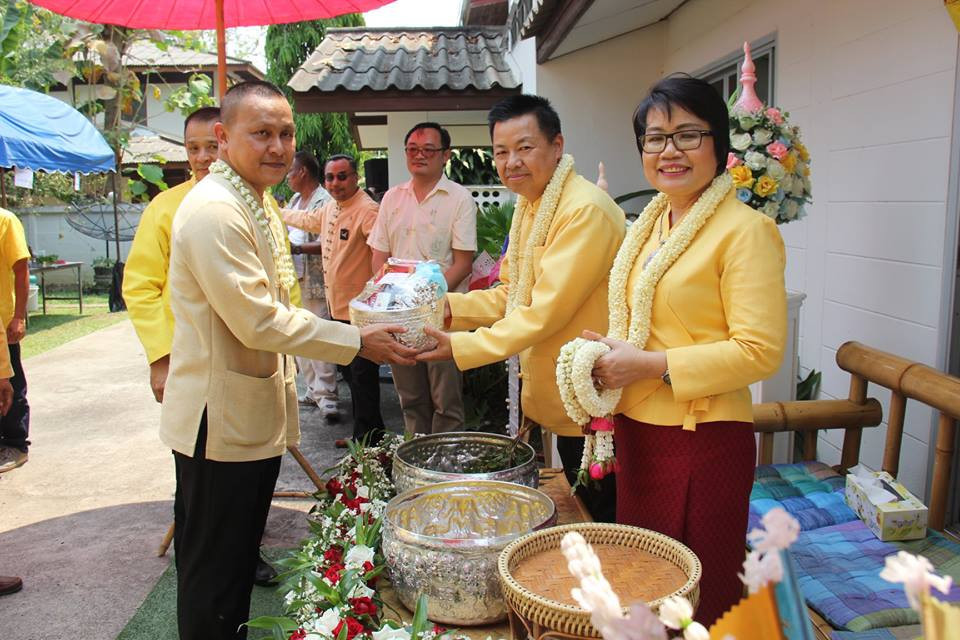 ข้าราชการ , ประชาชนชาวจังหวัดลำพูน ร่วมรดน้ำดำหัวผู้ว่าราชการจังหวัด และรองผู้ว่าราชการจังหวัด เพื่อขอพรเนื่องในโอกาสเทศกาลสงกรานต์ และปีใหม่ ล้านนา ประจำปี 2562