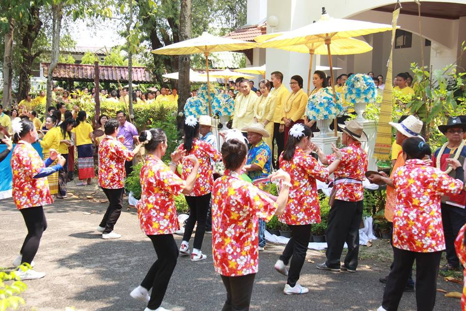 ข้าราชการ , ประชาชนชาวจังหวัดลำพูน ร่วมรดน้ำดำหัวผู้ว่าราชการจังหวัด และรองผู้ว่าราชการจังหวัด เพื่อขอพรเนื่องในโอกาสเทศกาลสงกรานต์ และปีใหม่ ล้านนา ประจำปี 2562