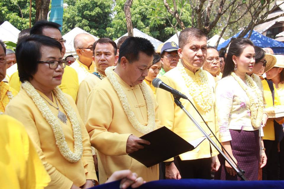 ข้าราชการ , ประชาชนชาวจังหวัดลำพูน ร่วมรดน้ำดำหัวผู้ว่าราชการจังหวัด และรองผู้ว่าราชการจังหวัด เพื่อขอพรเนื่องในโอกาสเทศกาลสงกรานต์ และปีใหม่ ล้านนา ประจำปี 2562