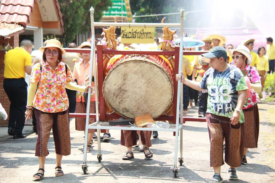 ข้าราชการ , ประชาชนชาวจังหวัดลำพูน ร่วมรดน้ำดำหัวผู้ว่าราชการจังหวัด และรองผู้ว่าราชการจังหวัด เพื่อขอพรเนื่องในโอกาสเทศกาลสงกรานต์ และปีใหม่ ล้านนา ประจำปี 2562