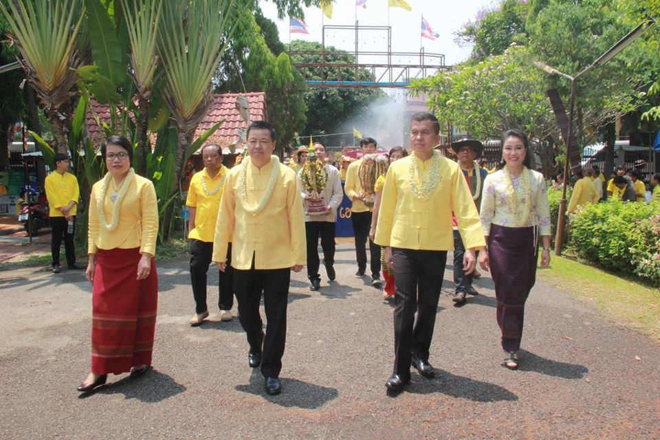 ข้าราชการ , ประชาชนชาวจังหวัดลำพูน ร่วมรดน้ำดำหัวผู้ว่าราชการจังหวัด และรองผู้ว่าราชการจังหวัด เพื่อขอพรเนื่องในโอกาสเทศกาลสงกรานต์ และปีใหม่ ล้านนา ประจำปี 2562