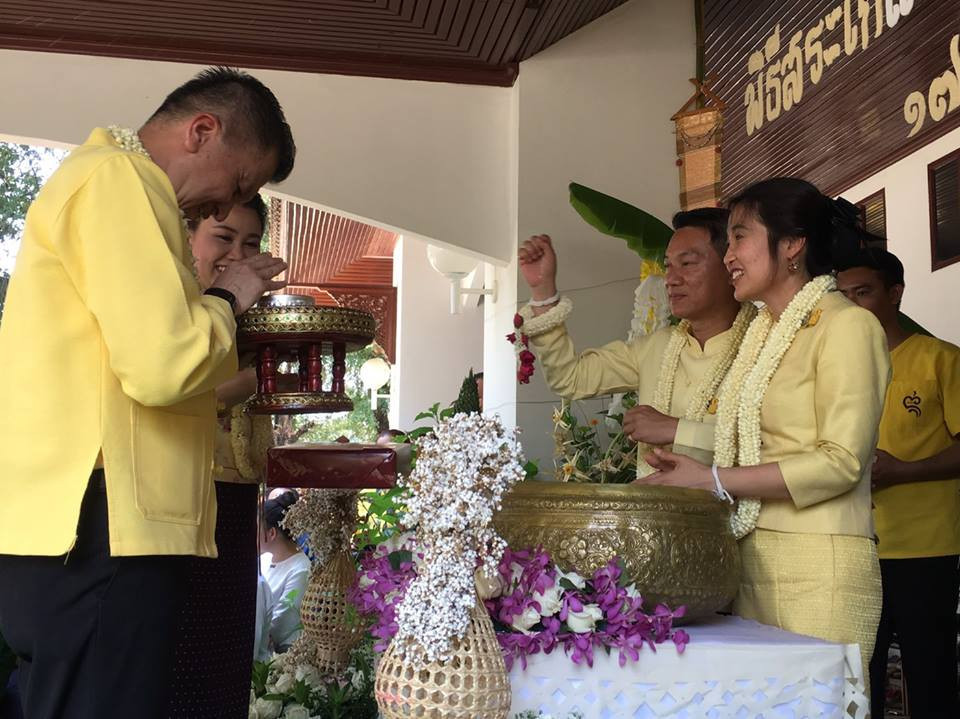 ข้าราชการ , ประชาชนชาวจังหวัดลำพูน ร่วมรดน้ำดำหัวผู้ว่าราชการจังหวัด และรองผู้ว่าราชการจังหวัด เพื่อขอพรเนื่องในโอกาสเทศกาลสงกรานต์ และปีใหม่ ล้านนา ประจำปี 2562