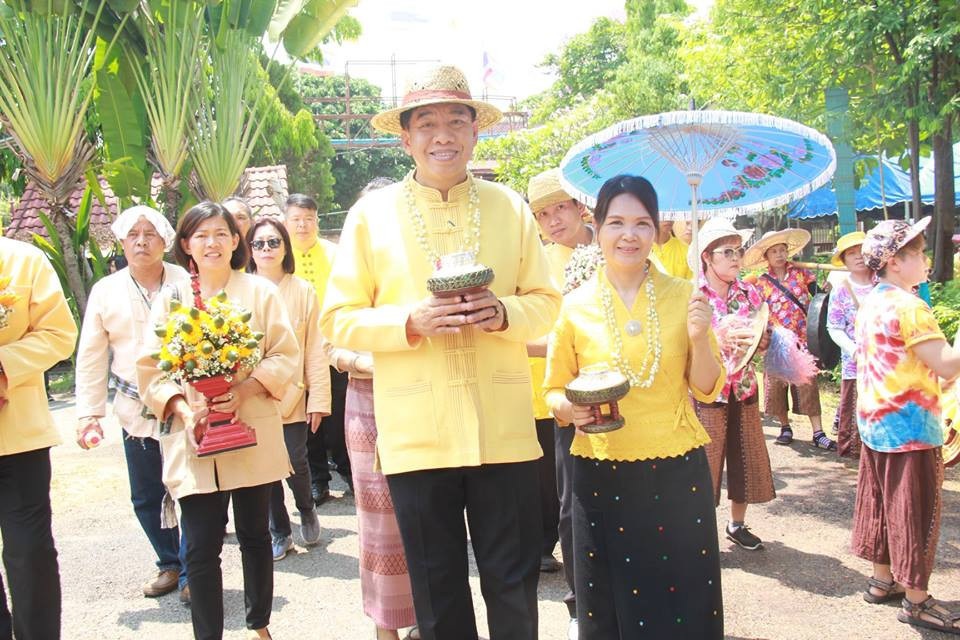 ข้าราชการ , ประชาชนชาวจังหวัดลำพูน ร่วมรดน้ำดำหัวผู้ว่าราชการจังหวัด และรองผู้ว่าราชการจังหวัด เพื่อขอพรเนื่องในโอกาสเทศกาลสงกรานต์ และปีใหม่ ล้านนา ประจำปี 2562