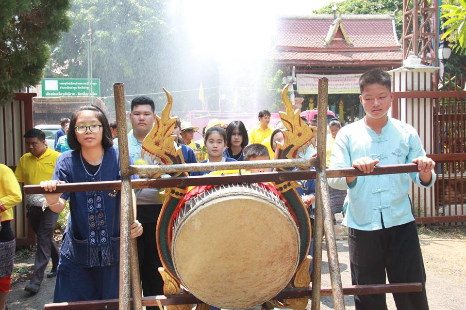 ข้าราชการ , ประชาชนชาวจังหวัดลำพูน ร่วมรดน้ำดำหัวผู้ว่าราชการจังหวัด และรองผู้ว่าราชการจังหวัด เพื่อขอพรเนื่องในโอกาสเทศกาลสงกรานต์ และปีใหม่ ล้านนา ประจำปี 2562