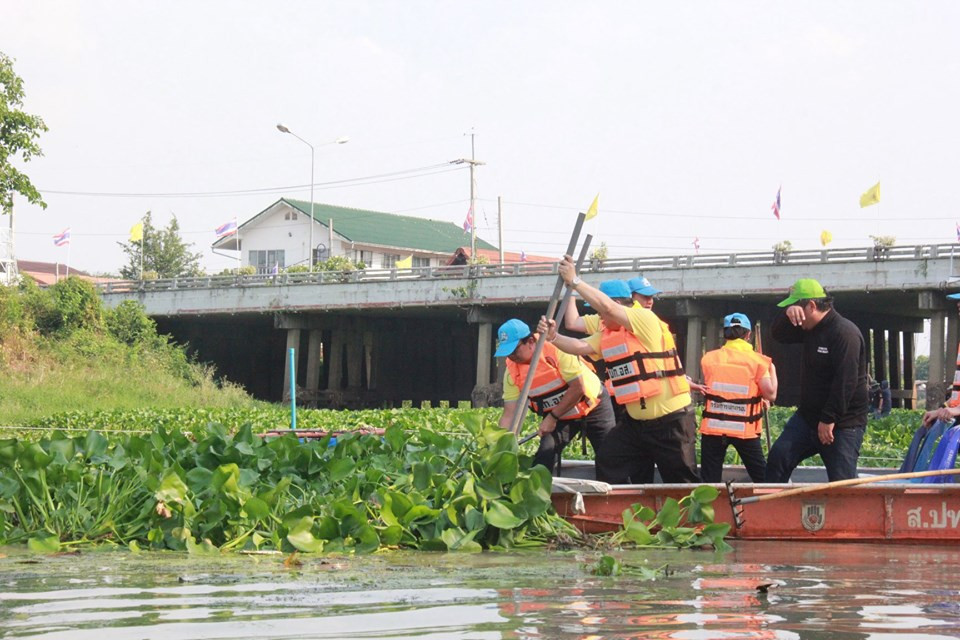 ผู้ว่าราชการจังหวัดลำพูน นำจิตอาสากำจัดผักตบชวาและวัชพืชในแม่น้ำกวง ตามโครงการจิตอาสา "เราทำความ ดี ด้วยหัวใจ"