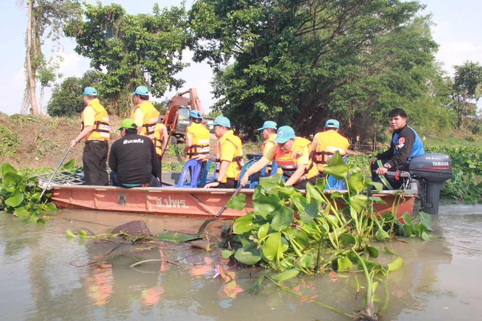 ผู้ว่าราชการจังหวัดลำพูน นำจิตอาสากำจัดผักตบชวาและวัชพืชในแม่น้ำกวง ตามโครงการจิตอาสา "เราทำความ ดี ด้วยหัวใจ"