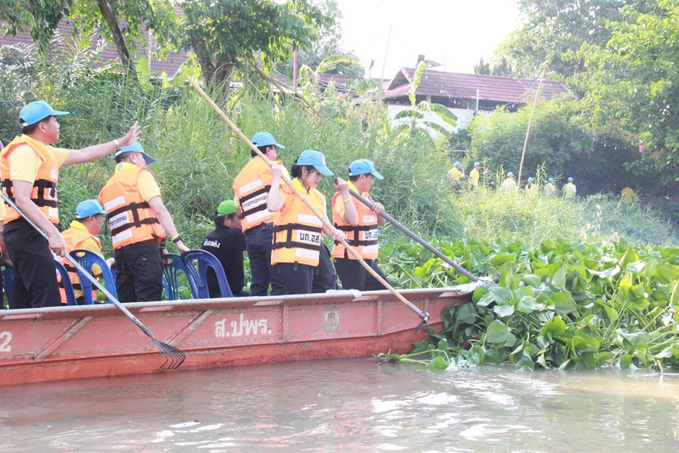 ผู้ว่าราชการจังหวัดลำพูน นำจิตอาสากำจัดผักตบชวาและวัชพืชในแม่น้ำกวง ตามโครงการจิตอาสา "เราทำความ ดี ด้วยหัวใจ"