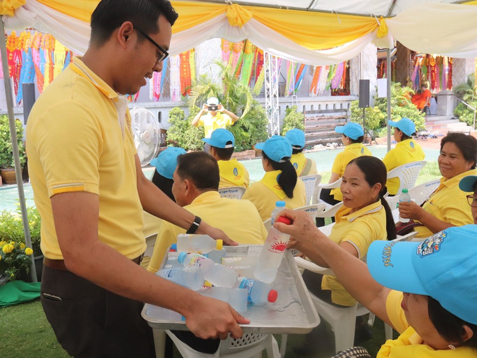 จิตอาสาจังหวัดลำพูน นับ 1,000 คน ร่วมรับชมการถ่ายทอดสดพระราชพิธีบรมราชาภิเษก ด้วยความปลื้มปีติ