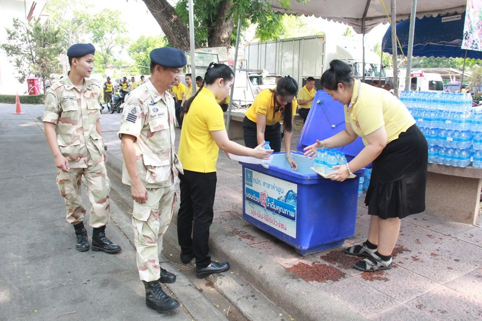 ผู้ว่าราชการจังหวัดลำพูน พร้อมด้วยจิตอาสาจังหวัดลำพูนนับพันคน ร้อยดวงใจเป็นหนึ่งเดียว ร่วมรับชมการถ่ายทอดสดพระราชพิธีบรมราชาภิเษก ณ ศาลากลางจังหวัดลำพูน