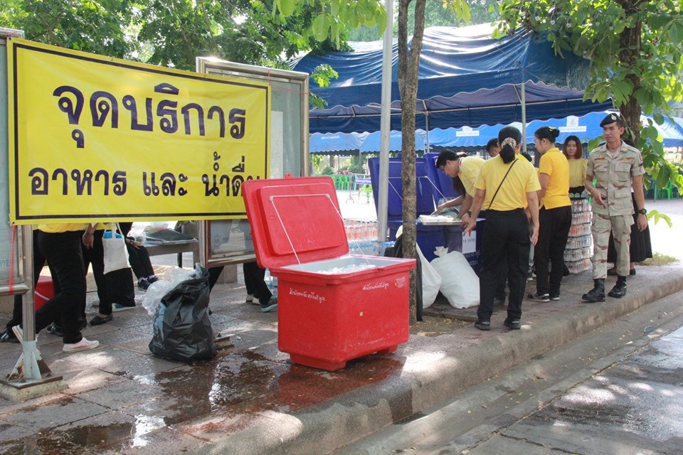 ผู้ว่าราชการจังหวัดลำพูน พร้อมด้วยจิตอาสาจังหวัดลำพูนนับพันคน ร้อยดวงใจเป็นหนึ่งเดียว ร่วมรับชมการถ่ายทอดสดพระราชพิธีบรมราชาภิเษก ณ ศาลากลางจังหวัดลำพูน