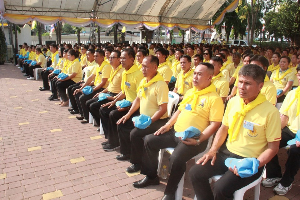 ผู้ว่าราชการจังหวัดลำพูน พร้อมด้วยจิตอาสาจังหวัดลำพูนนับพันคน ร้อยดวงใจเป็นหนึ่งเดียว ร่วมรับชมการถ่ายทอดสดพระราชพิธีบรมราชาภิเษก ณ ศาลากลางจังหวัดลำพูน