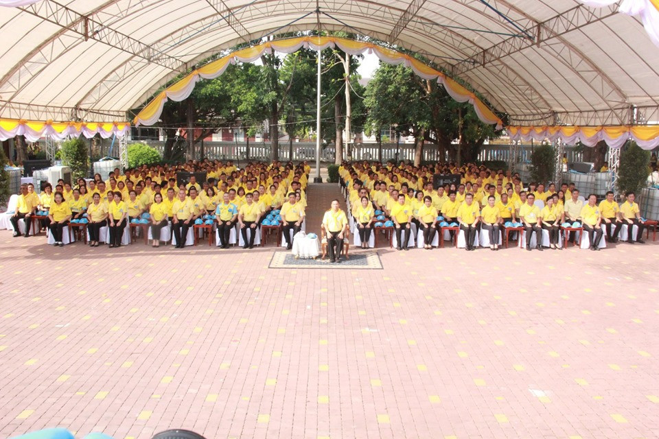 ผู้ว่าราชการจังหวัดลำพูน พร้อมด้วยจิตอาสาจังหวัดลำพูนนับพันคน ร้อยดวงใจเป็นหนึ่งเดียว ร่วมรับชมการถ่ายทอดสดพระราชพิธีบรมราชาภิเษก ณ ศาลากลางจังหวัดลำพูน