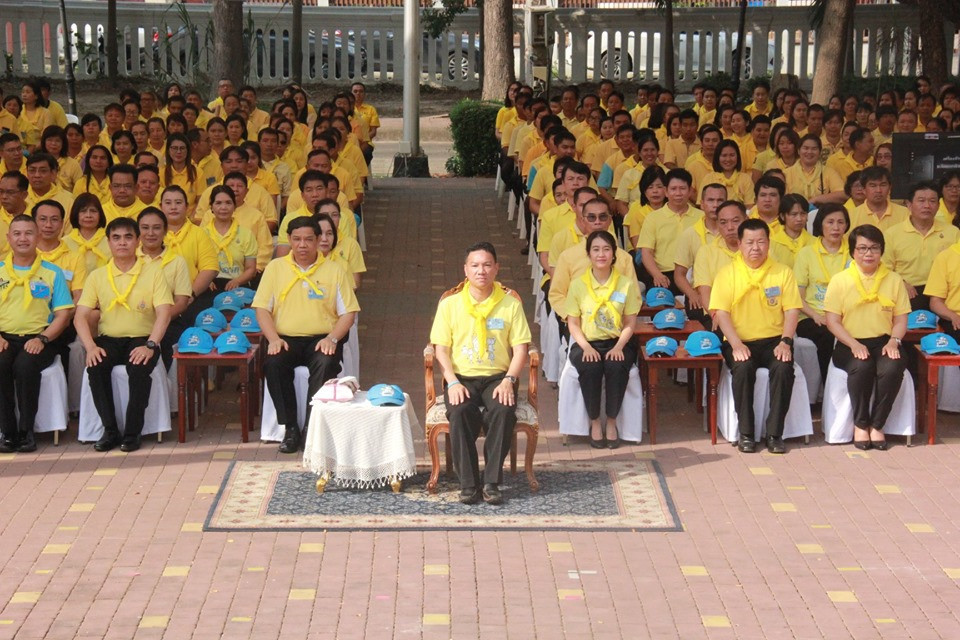 ผู้ว่าราชการจังหวัดลำพูน พร้อมด้วยจิตอาสาจังหวัดลำพูนนับพันคน ร้อยดวงใจเป็นหนึ่งเดียว ร่วมรับชมการถ่ายทอดสดพระราชพิธีบรมราชาภิเษก ณ ศาลากลางจังหวัดลำพูน