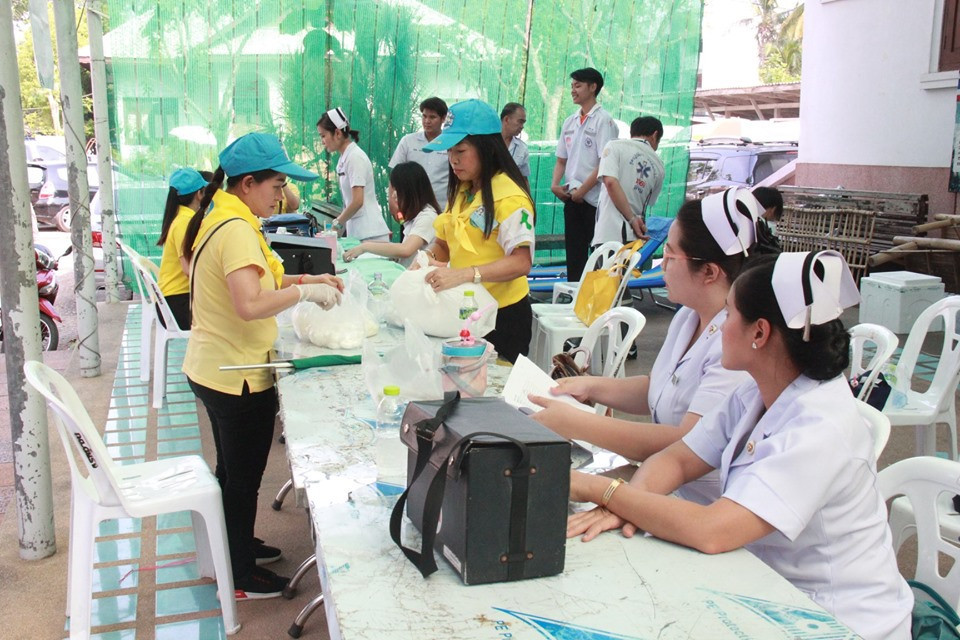 ผู้ว่าราชการจังหวัดลำพูน พร้อมด้วยจิตอาสาจังหวัดลำพูนนับพันคน ร้อยดวงใจเป็นหนึ่งเดียว ร่วมรับชมการถ่ายทอดสดพระราชพิธีบรมราชาภิเษก ณ ศาลากลางจังหวัดลำพูน