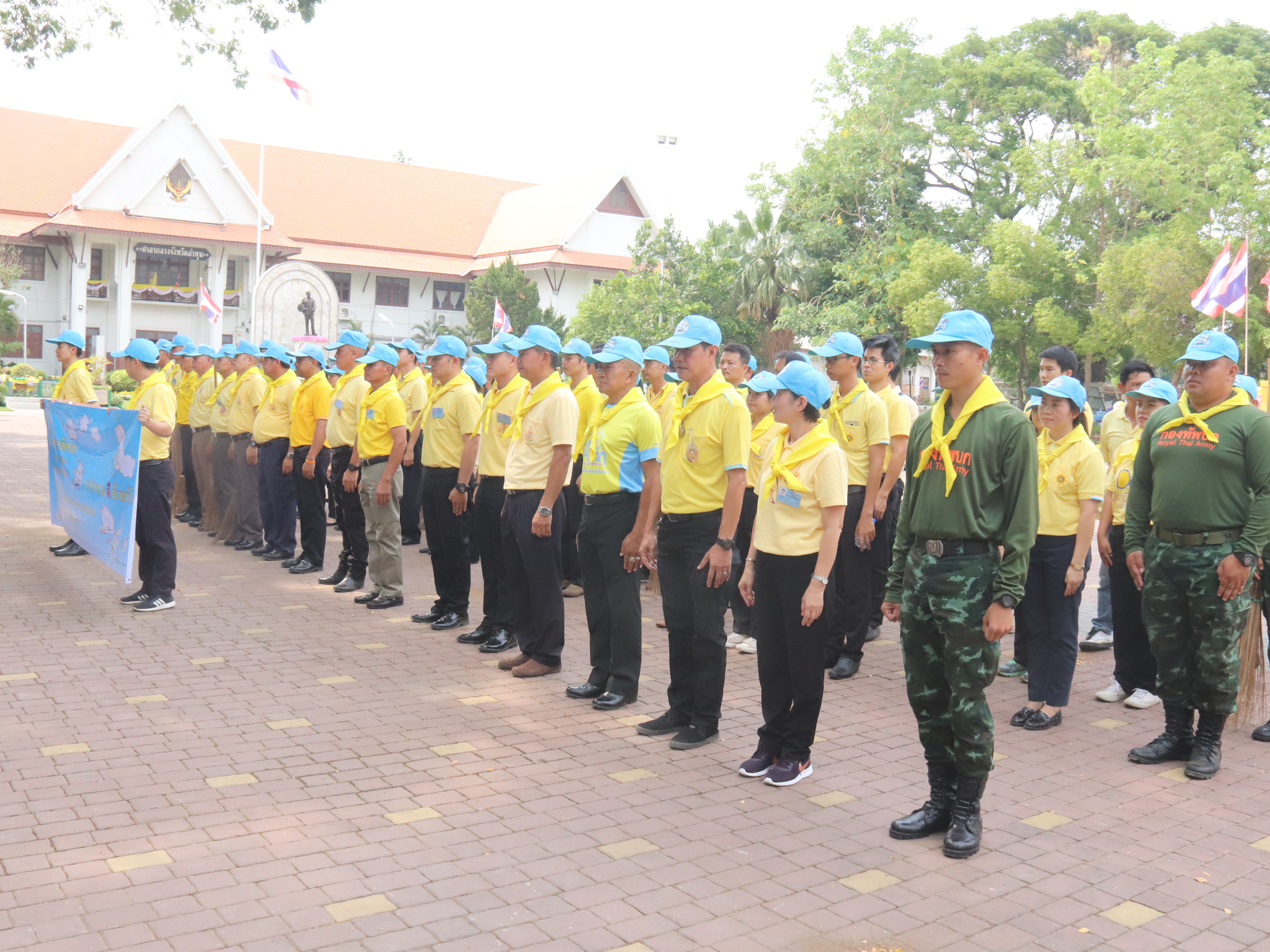 จิตอาสาจังหวัดลำพูน ร่วมบำเพ็ญสาธารณะประโยชน์ทำความสะอาดในพื้นที่ต่างๆ เพื่อเฉลิมพระเกียรติ พระบาทสมเด็จพระเจ้าอยู่หัวฯ เนื่องในโอกาสมหามงคลพระราชพิธีบรมราชาภิเษก พุทธศักราช 2562